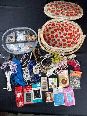 Scovill Dritz no 90611 Straw sewing Basket with Strawberry Print vintage